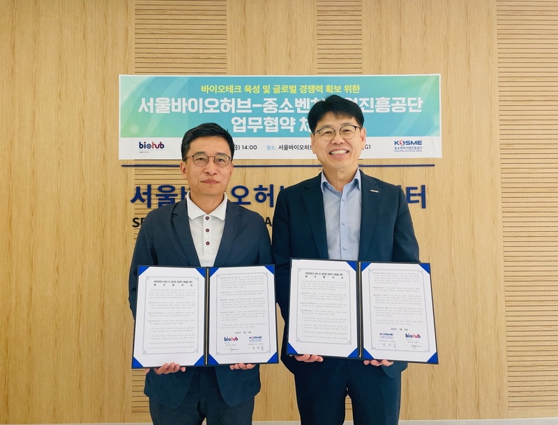 반정식 중진공 지역혁신이사(오른쪽)가 김현우 서울바이오 센터장(왼쪽)과 19일 열린 업무협약식에서 기념촬영을 하고 있다. / 사진 = 중소벤처기업진흥공단