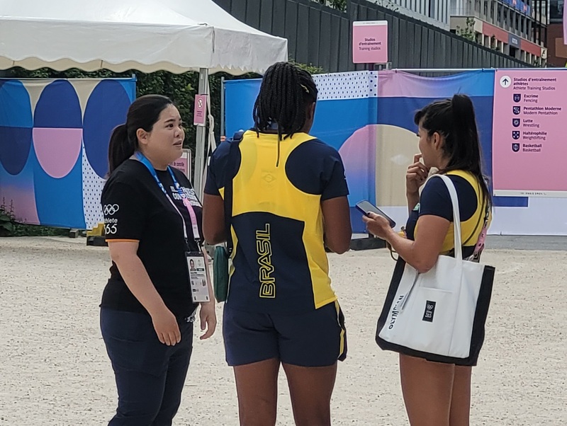 IOC 선수 위원 선거에 도전하고 있는 박인비가 25일 오전 파리 올림픽 빌리지에서 각국 선수들에게 홍보 활동을 하고 있다. / 사진 = 연합뉴스