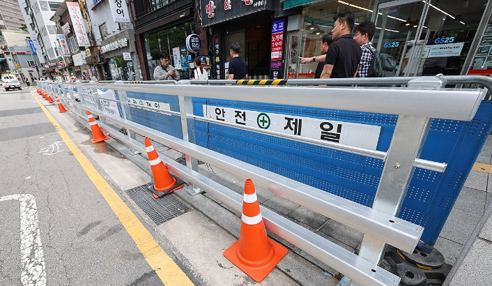 시청역 역주행 사고 현장에 설치된 방호 울타리 / 사진=연합뉴스
