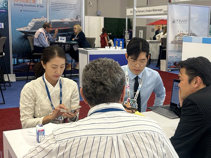 ◇ 민환기 마인즈그라운드 대표(오른쪽)가 IMEX America 현장에서 글로벌 바이어들과 상담을 진행하며 비즈니스 기회를 제공하는 등 다양한 영업 활동을 하고 있다.