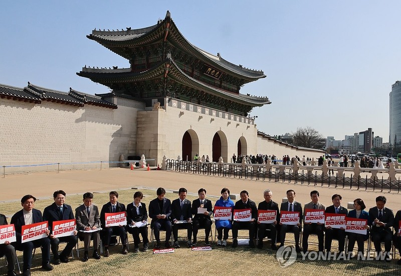 더불어민주당 박찬대 원내대표와 최고위원들이 14일 서울 광화문 인근에서 열린 현장 최고위원회의에서