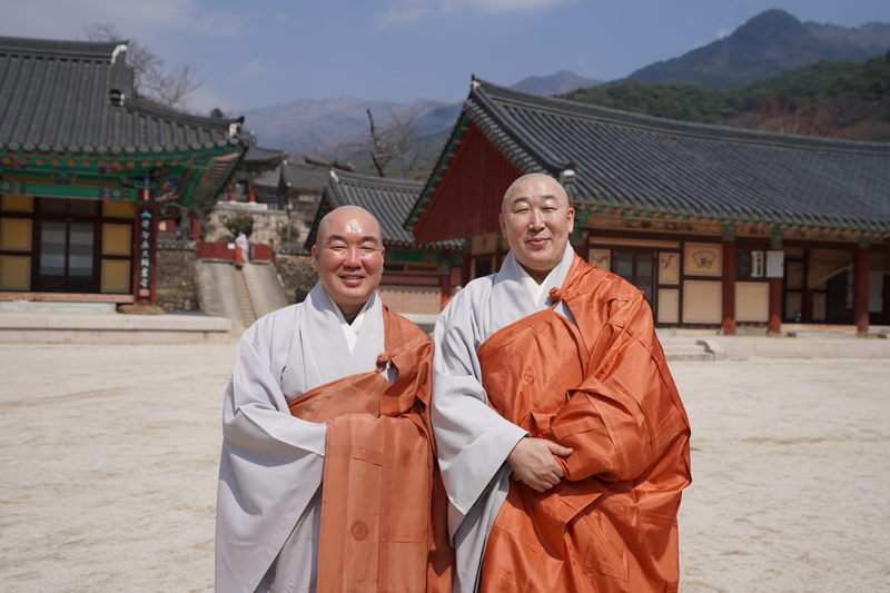 전임 주지인 덕문 스님(오른쪽)과 새로 선출된 우석 스님(왼쪽) / 사진=화엄사홍보기획위원회 제공