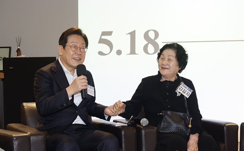 24일 오후 광주 동구 전일빌딩 245에서 이재명 더불어민주당 대선 경선 후보가