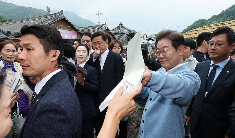 더불어민주당 이재명 대선 후보가 15일 경남 하동군 화개장터 입구에서 유튜브