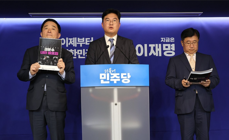 민주당 신속대응단 기자회견. 13일 여의도 더불어민주당사에서 열린 중앙선거대책위원회 신속대응단 기자회견에서 강득구 단장(왼쪽), 정준호 부단장(가운데), 박관천 부단장(오른쪽)이 ...