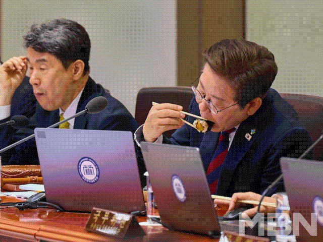 점심은 '김밥 한 줄'…끝날 줄 모르는 첫 국무회의 [짤e몽땅]