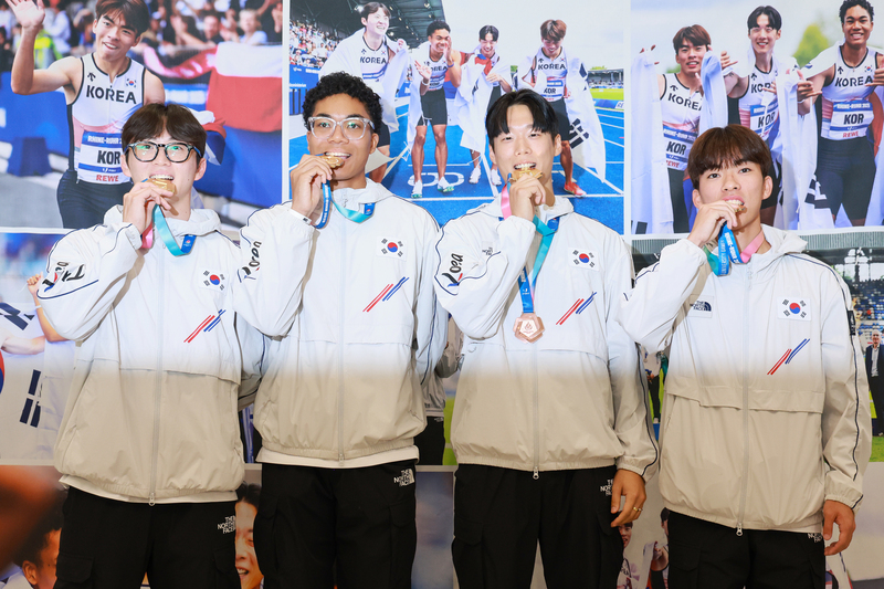 Seo Min-jun (từ trái sang), Namadi Joel-Jin, Lee Jae-sung và Kim Jeong-yoon, những người đã giành huy chương vàng ở nội dung chạy tiếp sức 4x100m nam tại Đại hội thể thao sinh viên thế giới Rhine-Ruhr 2025 (U Games), đến Nhà ga số 1 của Sân bay quốc tế Incheon vào ngày 29...