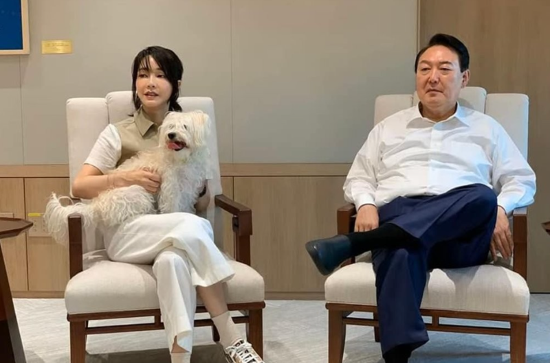 윤석열 대통령과 김건희 여사가 반려견과 함께 시간을 보내는 모습 / 사진=페이스북 '건희사랑' 캡처