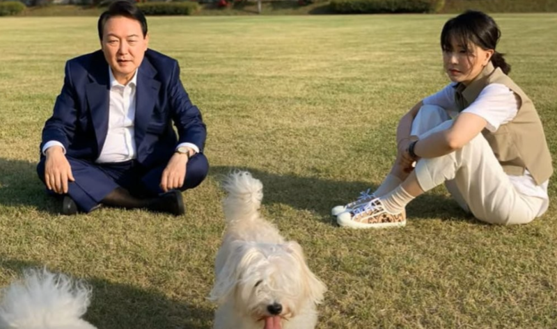 윤석열 대통령과 김건희 여사가 반려견과 함께 시간을 보내는 모습 / 사진=페이스북 '건희사랑' 캡처