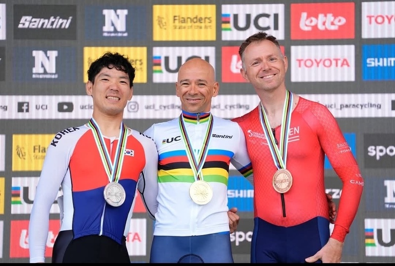 2025 UCI 파라사이클링 세계선수권 개인도로에서 은메달을 획득한 박준영(맨 왼쪽) / 사진=대한장애인사이클연맹