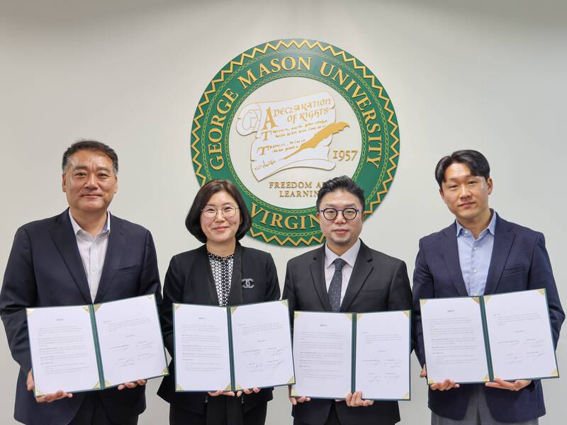 ◇ 조지메이슨대학교 한국캠퍼스가 타임교육 C&P,고파 등과 업무협약을 맺고 기념사진을 찍고 있다(왼쪽부터 배우인 타임교육 C&P 상무/AES 코리아 사무총장, 권소영 조지메이슨대학...
