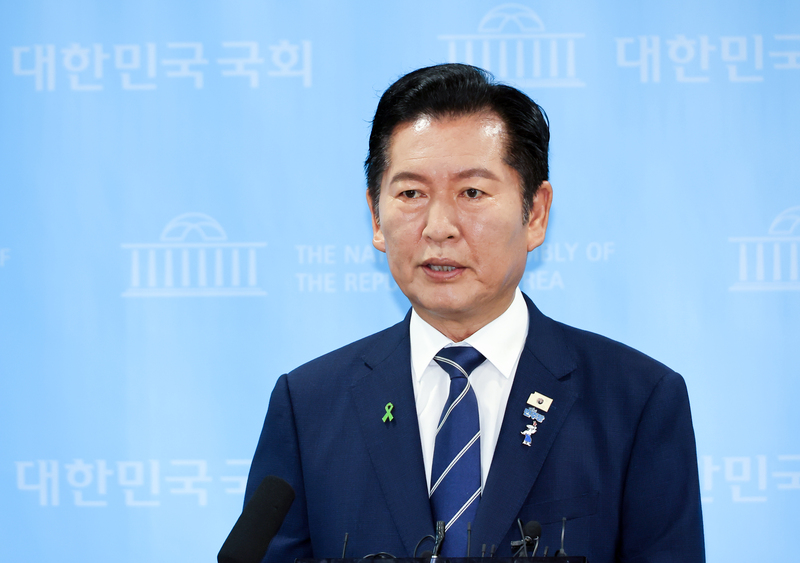 더불어민주당 정청래 당 대표 후보가 오늘(12일) 국회 소통관에서 기자회견을 하고 있다. / 사진=연합뉴스