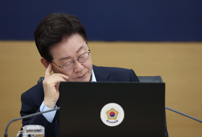 이재명 대통령이 지난 11일 정부세종청사에서 열린 국무회의에서 참석자 발언을 듣고 있다. / 사진=연합뉴스