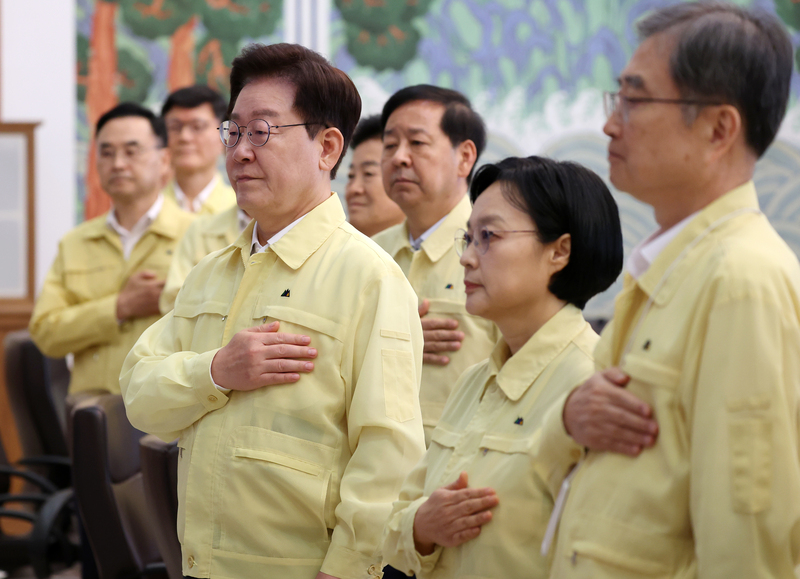 이재명 대통령이 지난 18일 청와대에서 열린 제1회 을지국무회의에서 국민의례를 하고 있다. / 사진=연합뉴스
