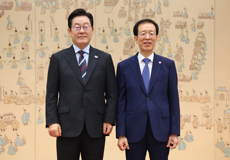 이재명 대통령이 작년 9월 15일 용산 대통령실에서 이석연 국민통합위원장에게 위촉장을 수여한 뒤 기념촬영을 하고 있다. / 사진=연합뉴스