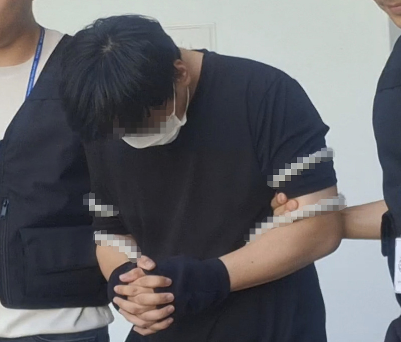 호송차로 이동하는 실종 허위종결 경찰 / 사진=연합뉴스