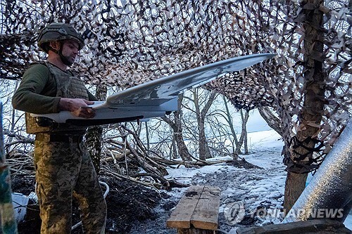 드론 살펴보는 우크라이나 병사 / 사진=AP=연합뉴스
