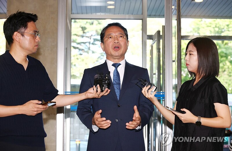 김승원 법무부장관 후보자가 어제(3일) 서울 종로구 적선현대빌딩에 마련된 인사청문회 준비 사무실로 출근하며 발언하고 있다. / 사진=연합뉴스