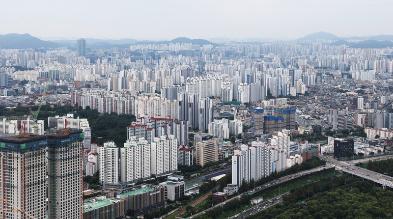 비거주 1주택과 고가 주택에 세 부담을 늘리는 세제개편안 등 영향으로 지난달 서울 아파트 시장에서 강남3구(서초·강남·송파구) 이외 지역 거래 비중이 90%를 넘어섰다. / 사진=...