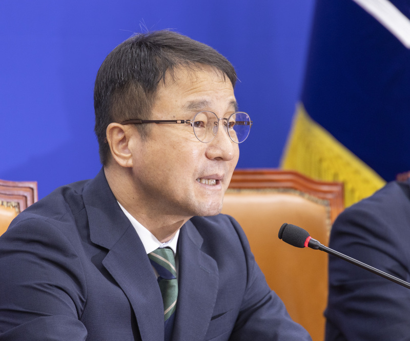 더불어민주당 한병도 원내대표가 어제(10일) 국회에서 열린 정책조정회의에서 김승원 법무부장관 후보자의 검찰 수사 자료 유출과 관련한 발언을 하고 있다. / 사진 = 연합뉴스