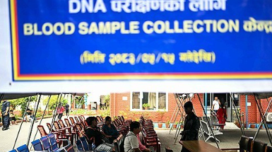 네팔 경찰 병원서 DNA 채취 기다리는 실종자 가족들 / 사진 = AFP, 연합뉴스