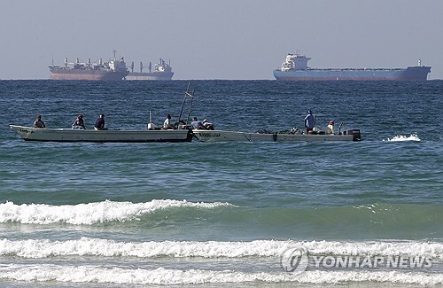 호르무즈 해협 남쪽 해상에서 어선들이 유조선들 앞을 지나가고 있다. 기사 내용과 직접 관련 없음./사진=연합뉴스