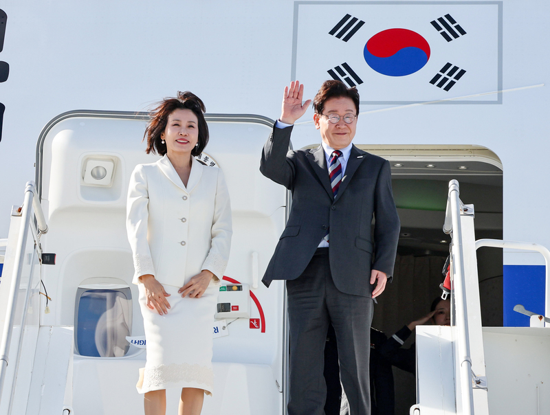 미국 방문 일정을 마치고 멕시코를 국빈 방문하는 이재명 대통령과 김혜경 여사가 23일(현지시간) 뉴욕 JFK공항 공군 1호기에서 환송객을 향해 인사하고 있다. / 사진=연합뉴스