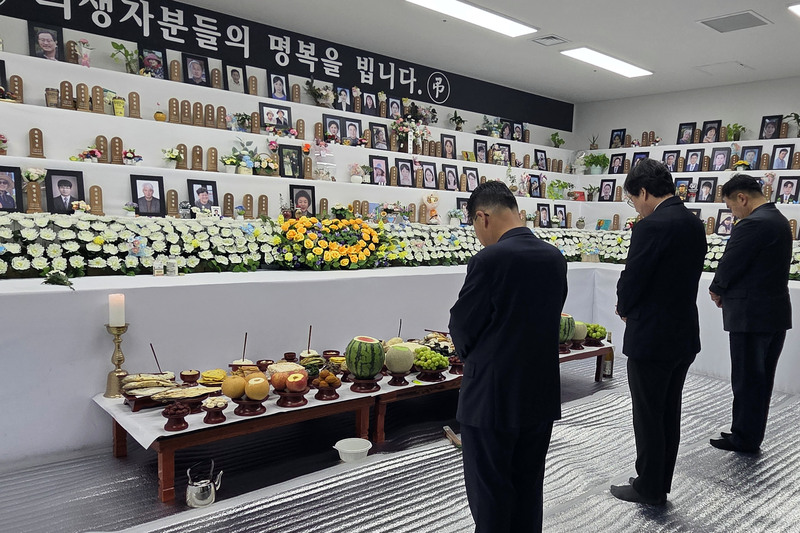 오늘(25일) 오전 전남광주 무안국제공항 1층 합동분향소에서 12·29 제주항공 여객기 참사 유가족들이 참사 이후 네 번째 명절을 맞아 합동 차례를 지내고 있다. / 사진=연합뉴스