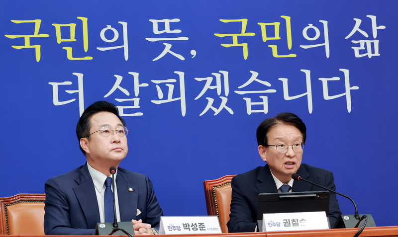 오늘(27일) 오전 국회에서 추석민심 기자간담회를 하는 권칠승 더불어민주당 정책위의장(오른쪽)과 박성준 수석대변인 / 사진 = 연합뉴스<br />