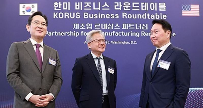 이재용 삼성전자 회장과 최태원 대한상공회의소 회장 겸 SK그룹 회장이 지난해 8월 25일(현지시간) 미국 워싱턴DC 윌라드 호텔에서 열린 한미 비즈니스 라운드 테이블 리셉션에서 젠...