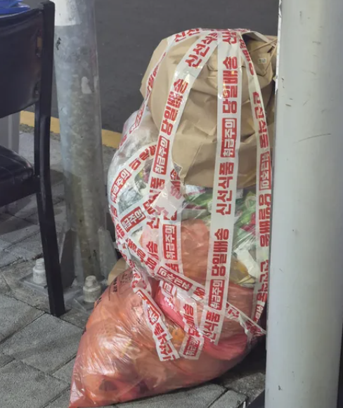 "미화원 허리 나가겠다"…테이프 '칭칭' 얌체 쓰레기에 '경악'