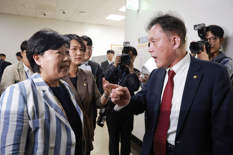 어제(6일) 국회 법제사법위원회에서 열린 대법원 등에 대한 국정감사 도중 발언권이 중지된 국민의힘 김태규 의원이 서영교 법사위원장에게 항의하고 있다. / 사진 = 연합뉴스