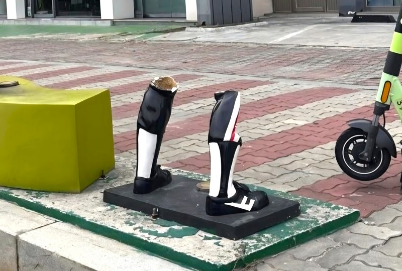 어제(11일) 오전 전남광주 북구 용봉동 패션의거리 인근 인도에 설치된 김성한 전 프로야구 해태 타이거즈 선수의 조형물이 파손돼 있다. / 사진=연합뉴스