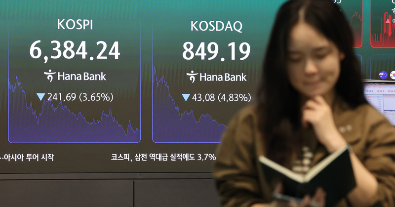 오늘(12일) 서울 중구 하나은행 본점 딜링룸 현황판에 코스피 등이 표시되고 있다. / 사진=연합뉴스