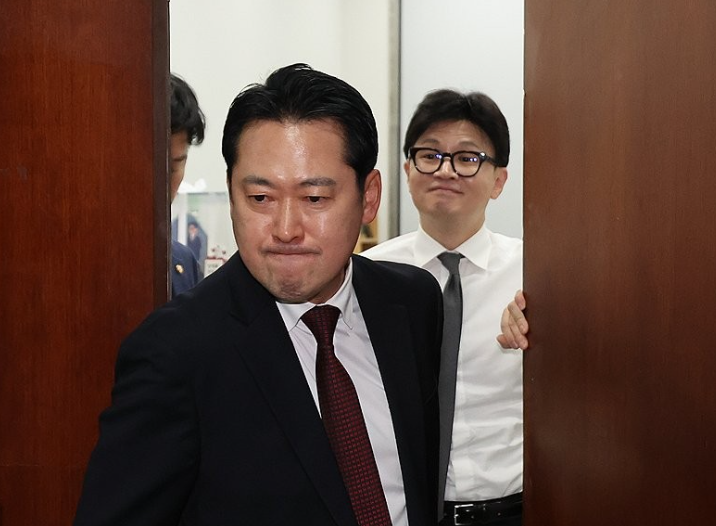 지난 2024년 12월 11일 국회 당대표실에서 한동훈 당시 국민의힘 대표를 만나고 나가는 장동혁 의원(현 당대표) / 사진=연합뉴스