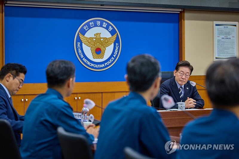 13일 인천 대형마트 흉기난동 사건과 관련해 인천경찰청에서 사건 대응 현황을 점검하고 있는 이재명 대통령 / 청와대 제공. 연합뉴스