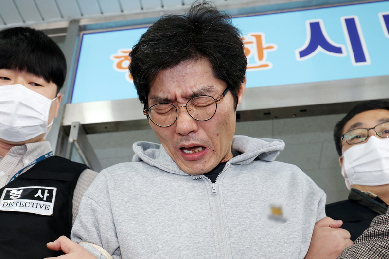 강도살인 혐의를 받는 박용수가 오늘(16일) 오전 광주 동부경찰서에서 광주지방공소청으로 송치되고 있다. / 사진=연합뉴스