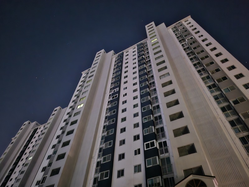 불 꺼진 인천 삼산동의 아파트 단지<br />
