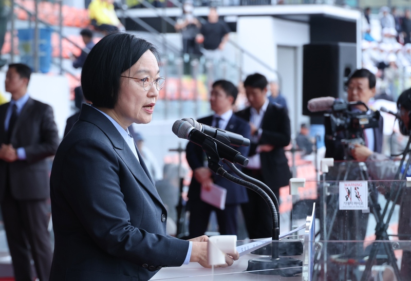 이북도민체육대회에서 축사하는 한성숙 국무총리 / 사진=연합뉴스