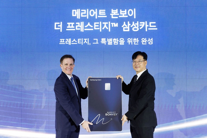 삼성카드 마케팅본부장 김대순 부사장(오른쪽)과 메리어트 인터내셔널 아시아 태평양 부문 존 투미 부사장(왼쪽)이