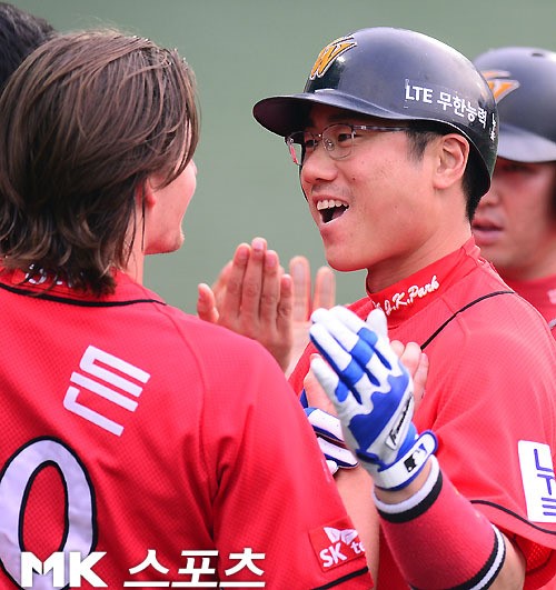박정권은 1회 1사 1,2루에서 상대 선발 브랜든 나이트의 143km 싱커를 공략해 우측 담장을 넘기는 스리런포를 터뜨렸다. 사진(목동)=김영구 기자<br />