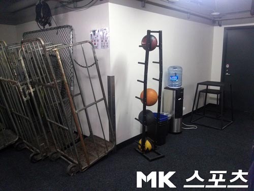 클럽하우스에서 실내 체력훈련실로 이어지는 복도에는 장비들이 어수선하게 놓여 있다. 사진(美 캘리포니아 오클랜드)= 김재호 특파원<br />