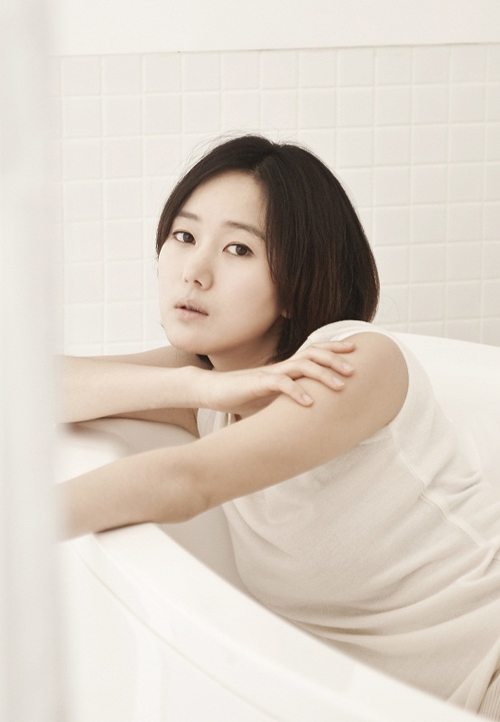 윤진서가 영화 ‘태양을 향해 쏴라’ 팜므파탈 여주인공으로 캐스팅됐다. 사진=FNC 엔터테인먼트<br />