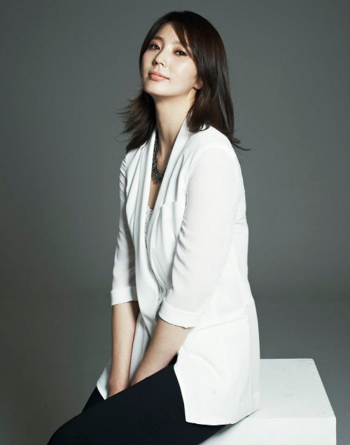 기상캐스터 출신 배우 안혜경이 영화 ‘스토커’에서 털털한 형사 역을 맡아 이미지 변신에 도전한다. 사진=코스타 엔터테인먼트 <br />
<br />