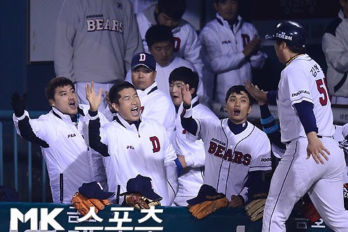 28일 서울 잠실구장에서 열린 "2013 프로야구" 한국시리즈 4차전 삼성 라이온즈와 두산 베어스 경기, 1회말 1사 만루에서 두산 양의지의 중견수 뜬공때 태그업 득점을 올린 3루...