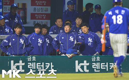 프로야구 삼성 라이온즈의 한국시리즈 ‘잠실불패’ 행진과 두산 베어스의 잠실 9연패가 모두 중단됐다. 사진(잠실)=한희재 기자