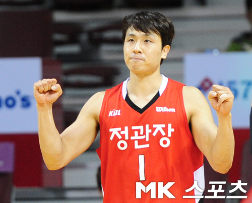 프로농구 안양 KGC가 18일 오후 7시 안양실내체육관에서 벌어진 2013-14 프로농구 6라운드 경기서 김태술(사진)의 활약에 힘입어 KT를 꺾었다. 승리 이후 주먹을 불끈 쥔 ...