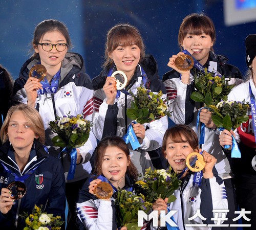 심석희 박승희 김아랑(윗줄 왼쪽부터)은 이제 1000m 개인전을 준비한다. 이미 그녀들은 승자다. 기분 좋은 ‘집안싸움’을 준비할 수 있게 됐다. 사진(러시아 소치)= 옥영화 기자