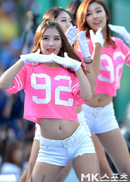 치어리더 도우정, `섹시한 배꼽 부끄러워` [MK포토] - MBN