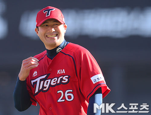 서재응은 KIA 타이거즈와 연봉 7000만원에 재계약했다. 사진=MK스포츠 DB